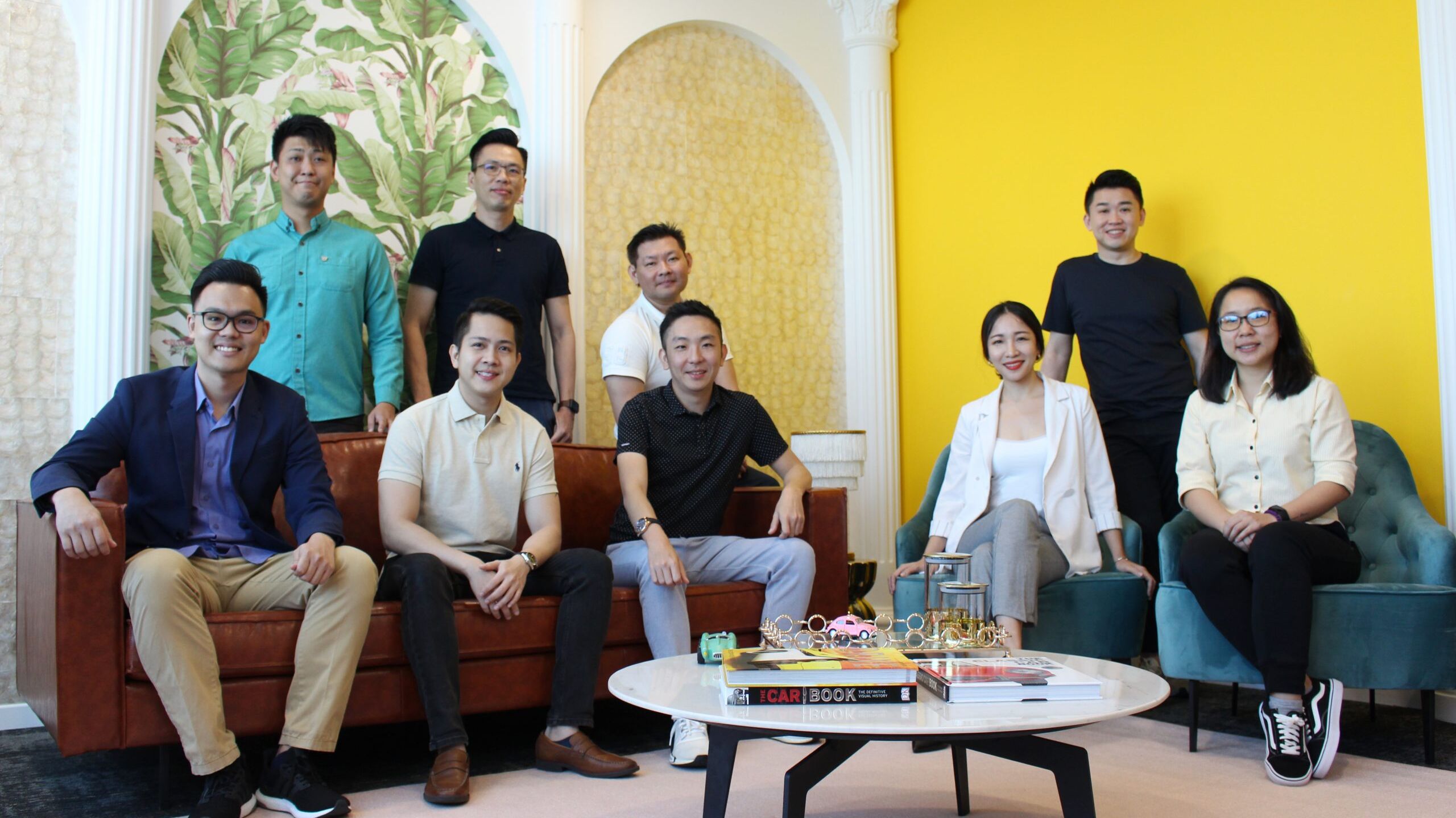 Eric Cheng, Co-founder and Group CEO of Carsome (seated 3rd from right); Juliet Zhu, Group CFO of Carsome (seated 2nd from right) & Carsome’s Senior Management Team