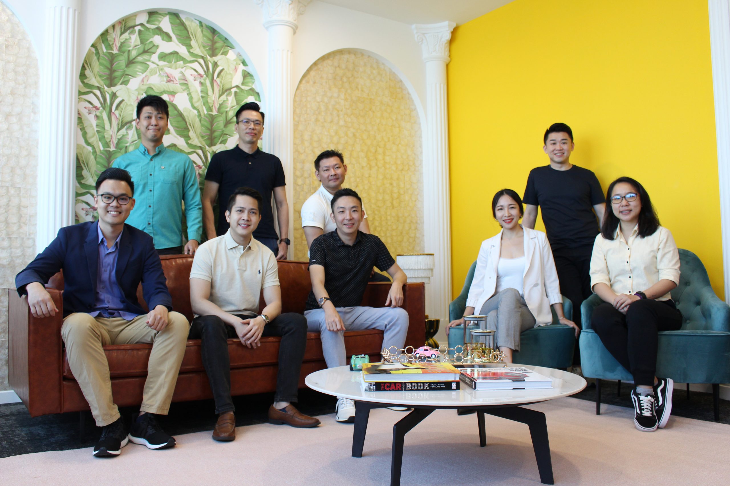 Eric Cheng, Co-founder and Group CEO of Carsome (seated 3rd from right); Juliet Zhu, Group CFO of Carsome (seated 2nd from right) & Carsome’s Senior Management Team