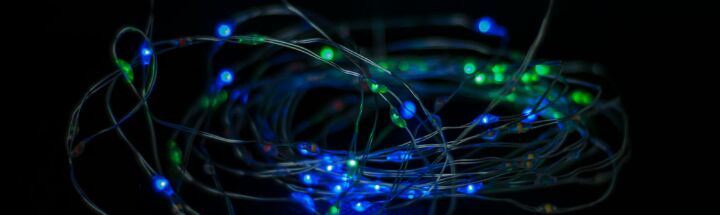 a bunch of lights that are on a table