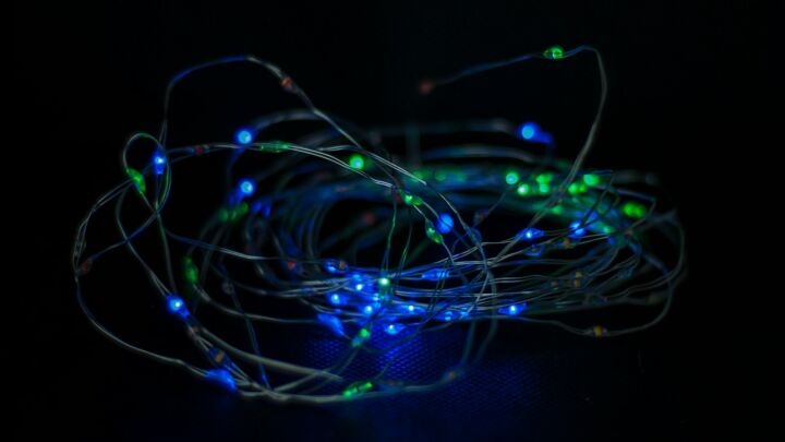 a bunch of lights that are on a table