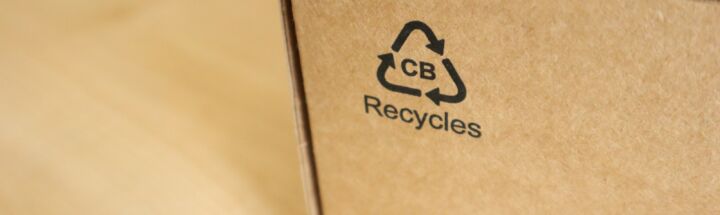 a cardboard box with a recyclies logo on it