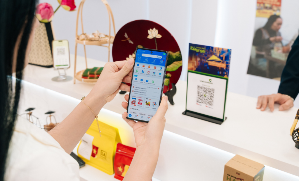 Vietcombank, NAPAS, and Ant International Launch Cross-Border QR Payment Service Linking Vietnam and China