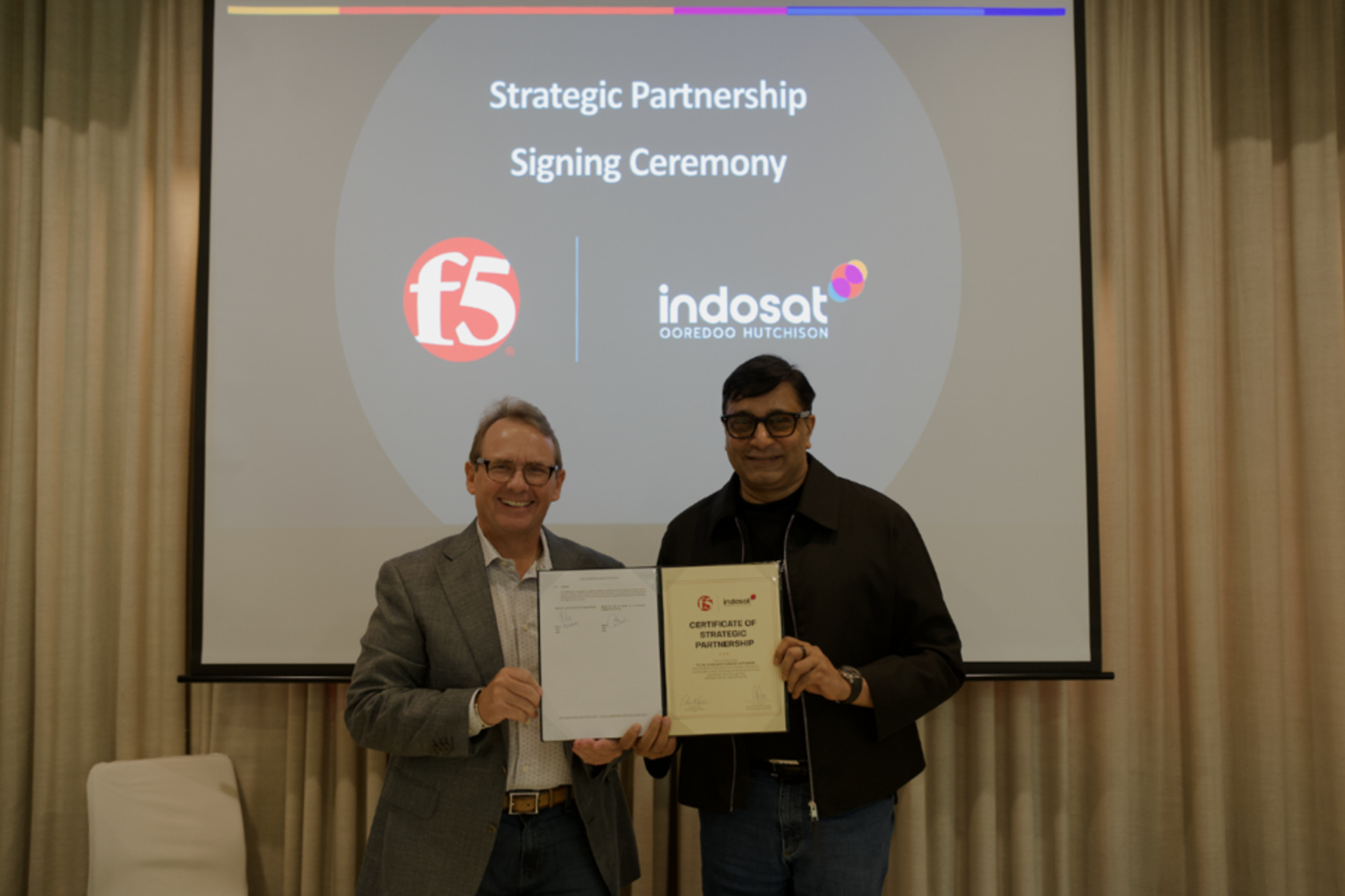 F5 and Indosat executives holding their strategic partnership certificate